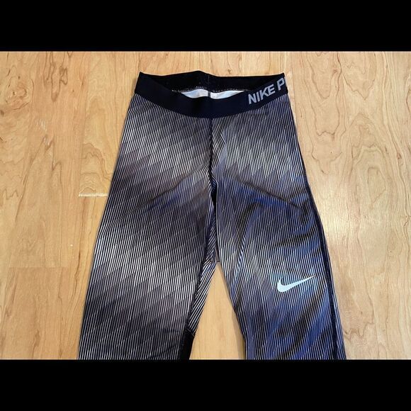 Nike Pro black/white/grey stripe athletic cropped leggings - Picture 3 of 5